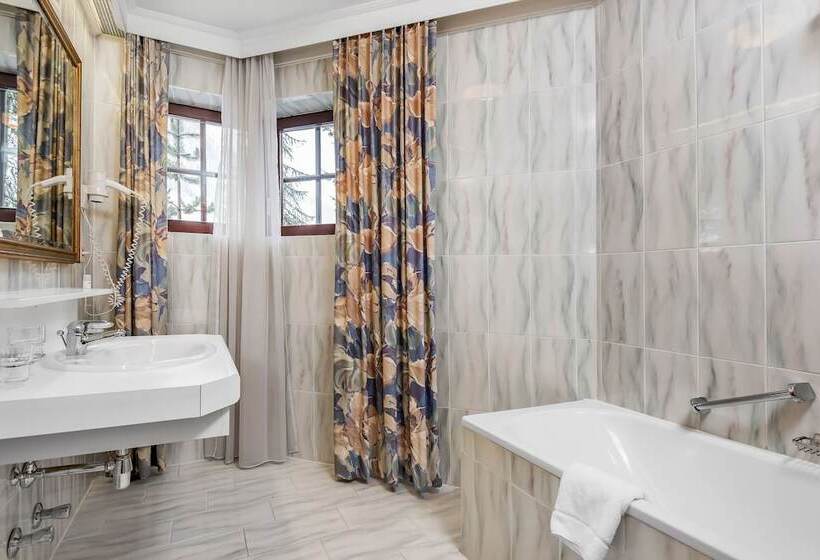 فندق Sylvia By Skinetworks