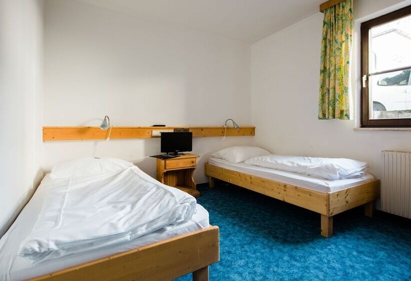 فندق Sylvia By Skinetworks