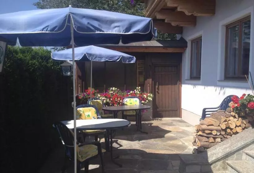 ベッドアンドブレックファースト Pension Schlossberg