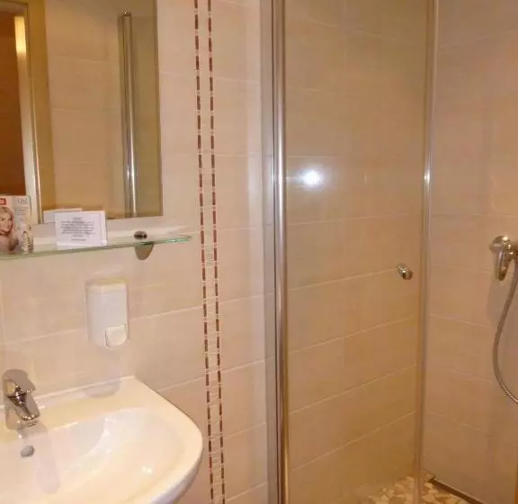 هتل Schwarzwald Gasthof Rößle