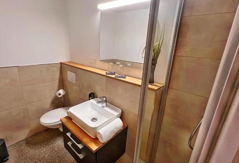 فندق Zu Den Drei Kronen