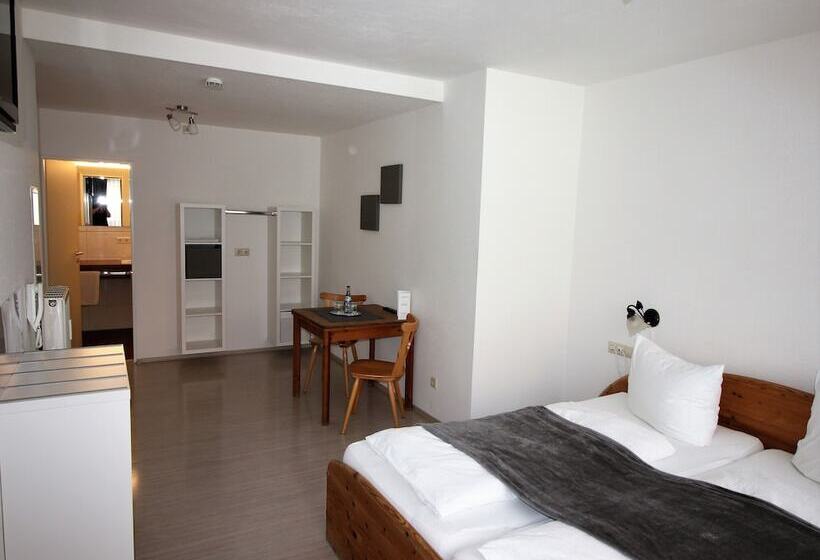 ホテル Wirtshaus Krone