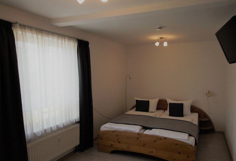 ホテル Wirtshaus Krone