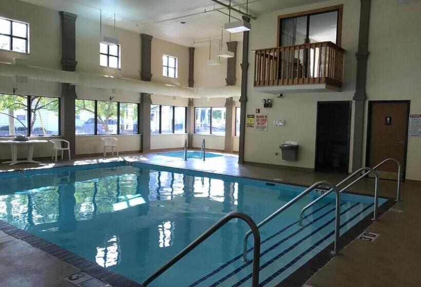 בית מלון כפרי Econo Lodge Inn & Suites