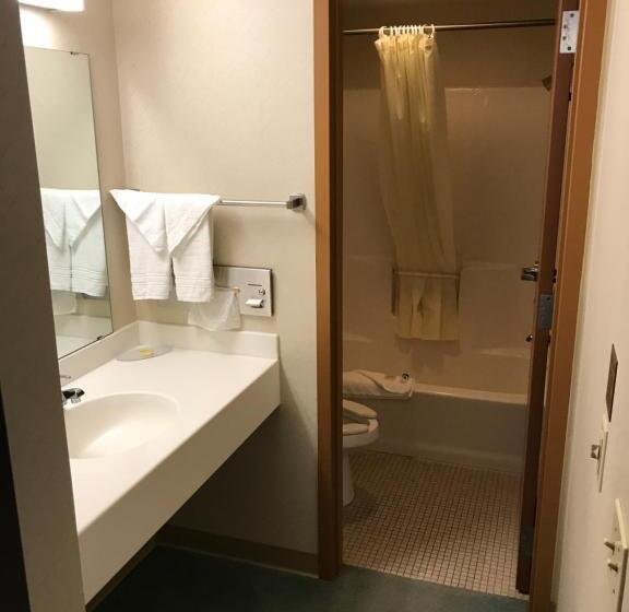 בית מלון כפרי Econo Lodge Inn & Suites