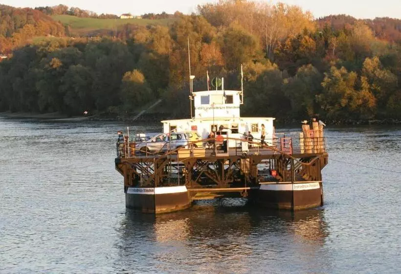 Отель Vinothek Schwarzer Adler