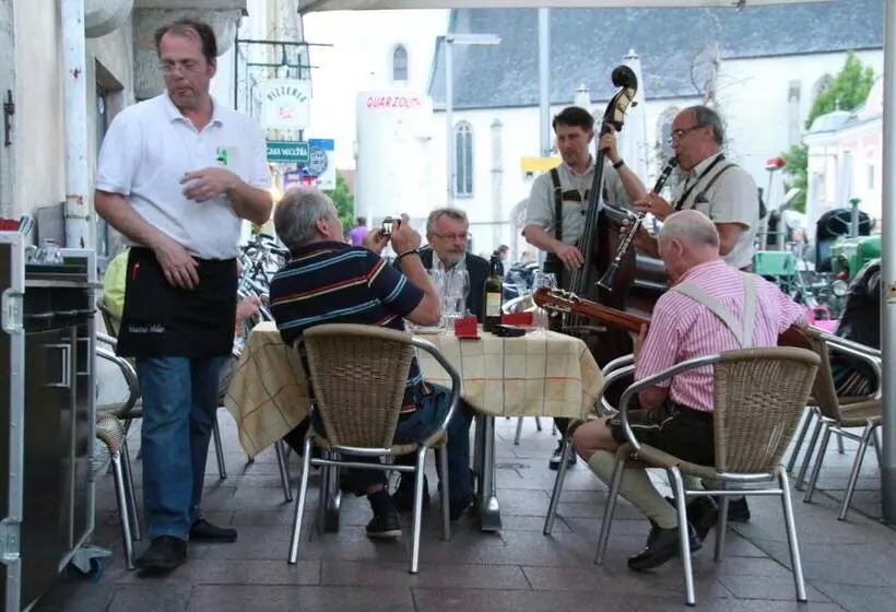 Отель Vinothek Schwarzer Adler