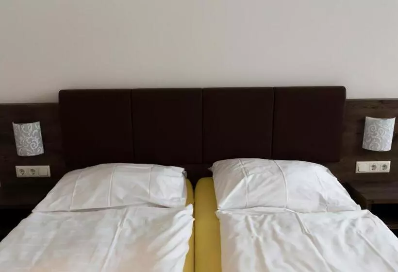 Отель Vinothek Schwarzer Adler