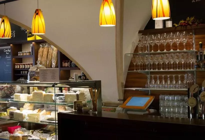 Отель Vinothek Schwarzer Adler