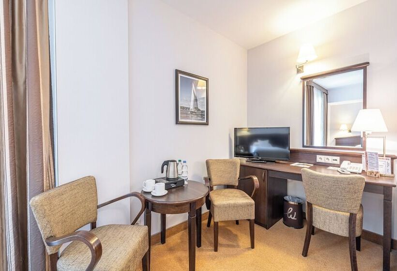 Отель Warszawa Spa & Resort