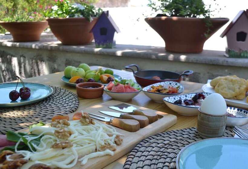 هتل Lunaria Guest House