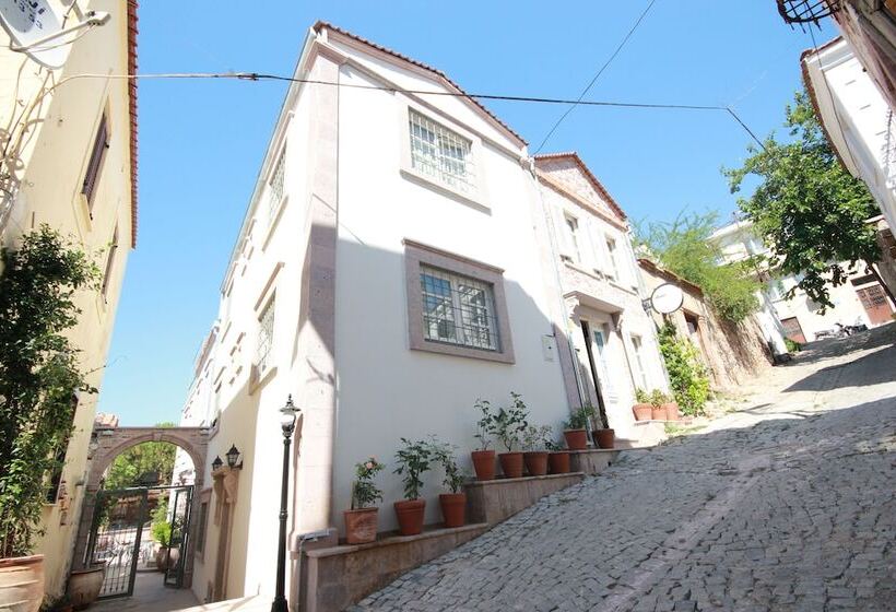 هتل Lunaria Guest House