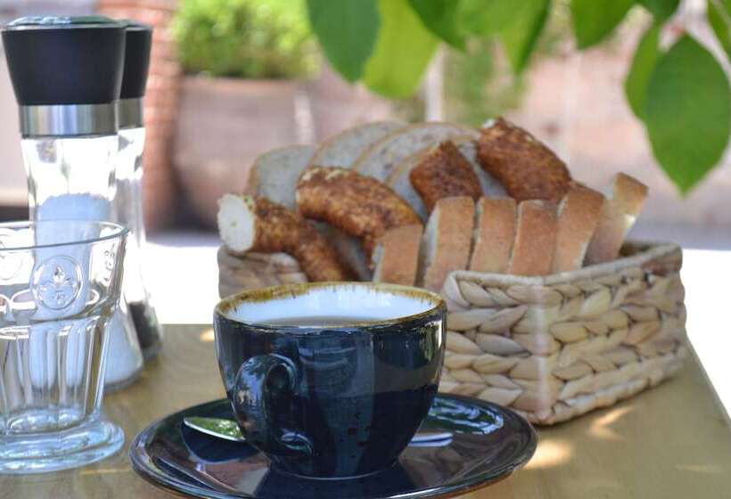 هتل Lunaria Guest House