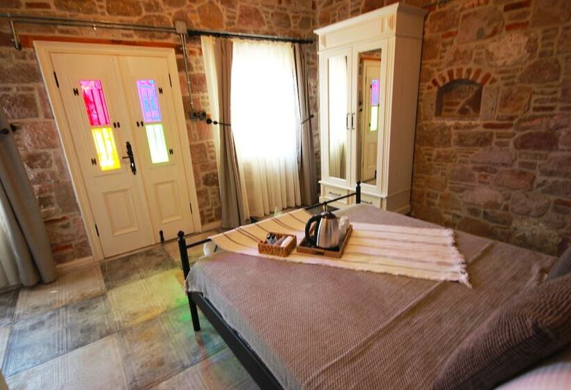 هتل Lunaria Guest House