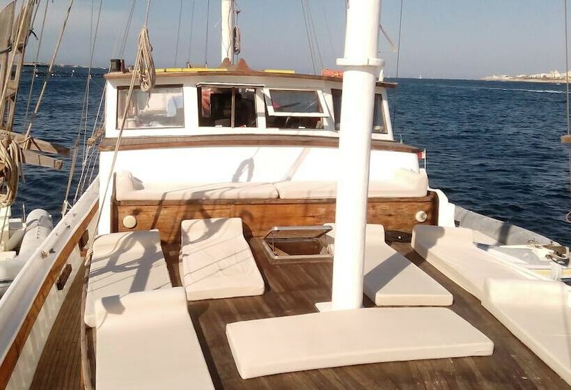 هتل Liveaboard & Diving Safari Aegadian Islands Tour