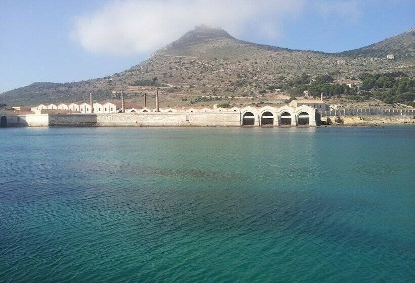 هتل Liveaboard & Diving Safari Aegadian Islands Tour