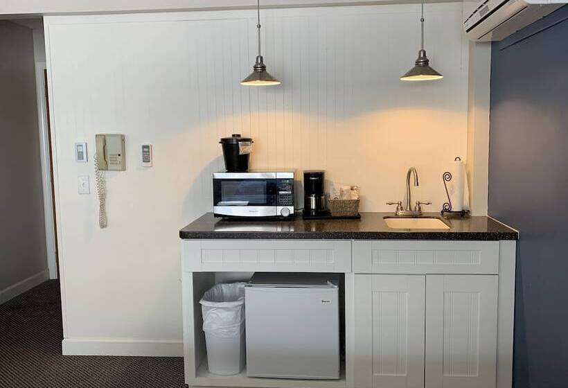 Отель Pontiac Lodge