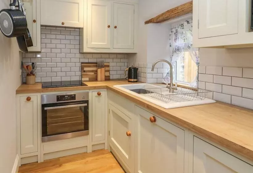 5 Bank Cottage