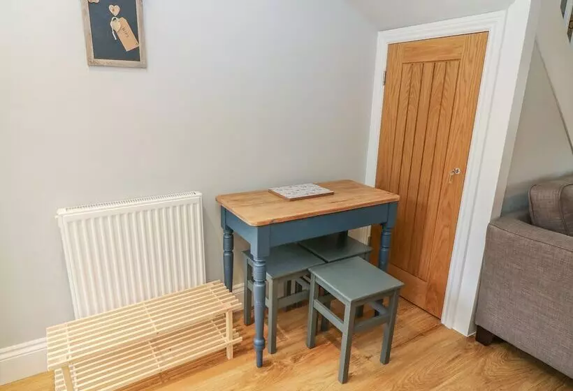 5 Bank Cottage