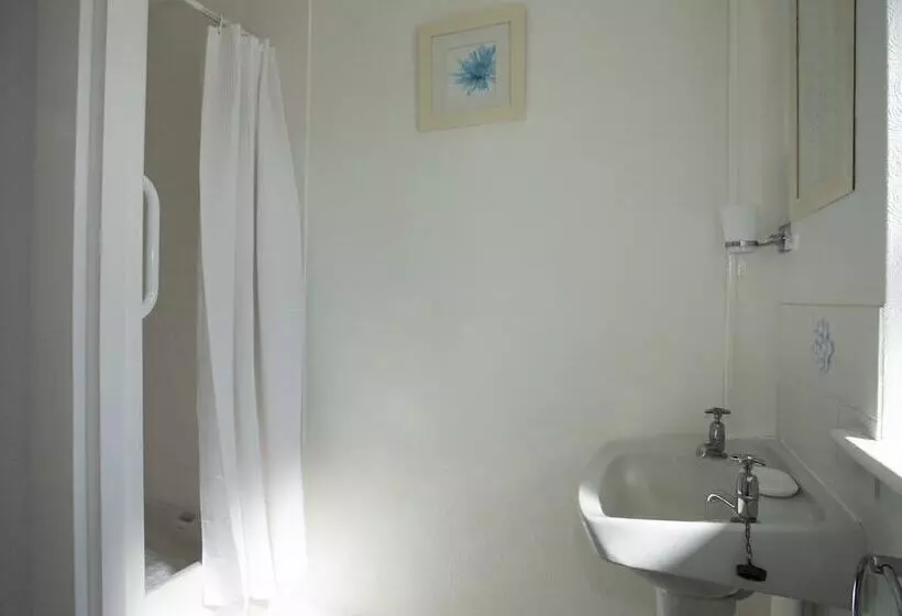17 Victoria Terrace   Perthi