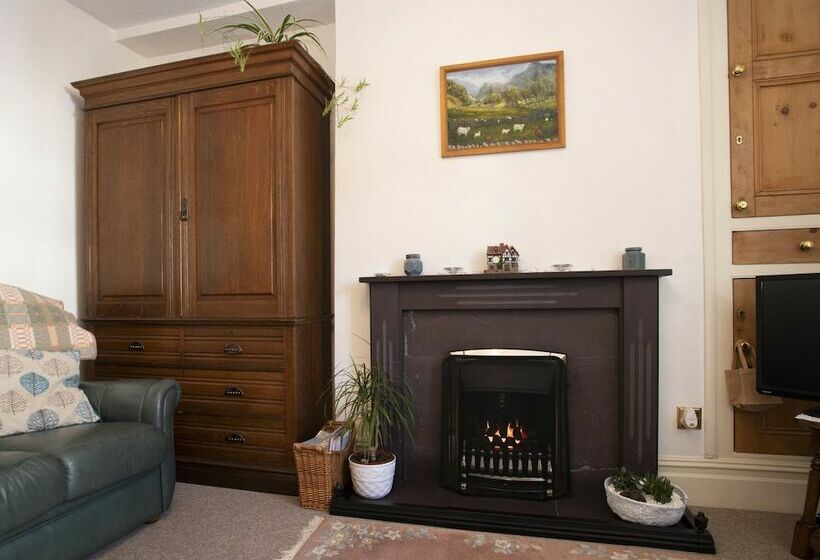 17 Victoria Terrace   Perthi