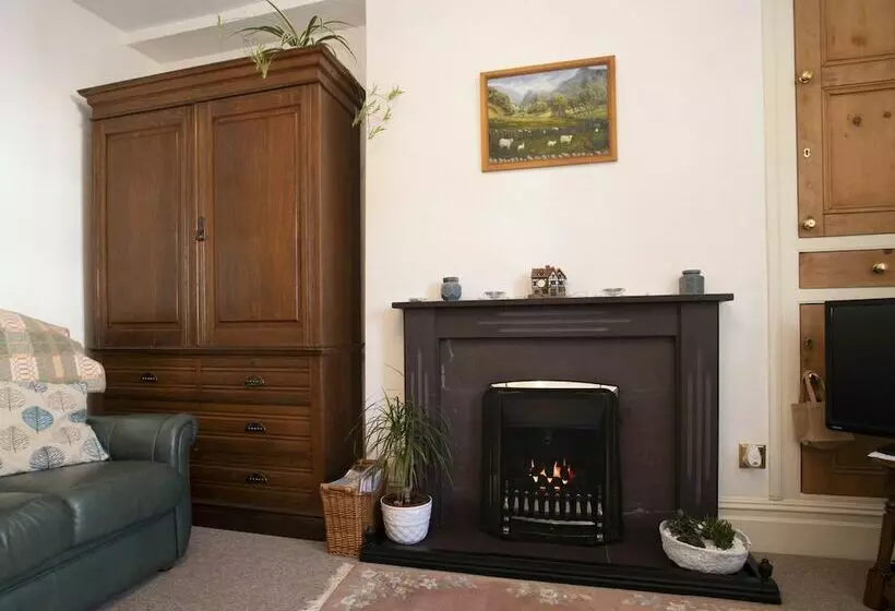 17 Victoria Terrace   Perthi