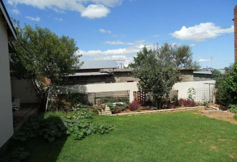 Пансион Village Court Guest House