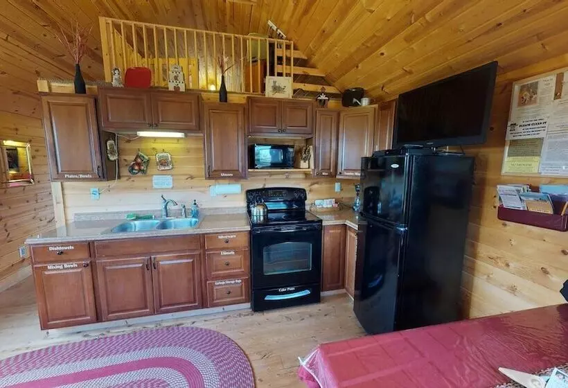 White Cabin Cozy Secluded Cabin