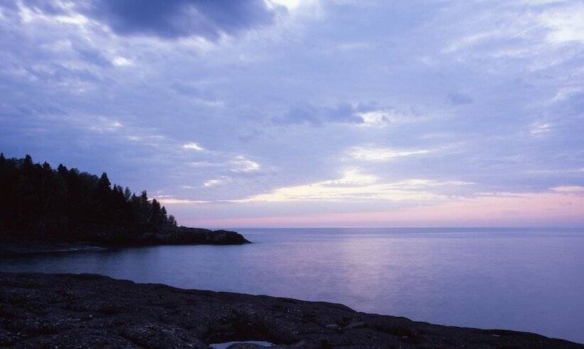فندق Surfside On Lake Superior