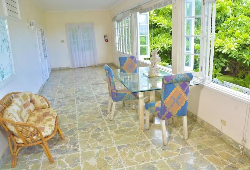 پانسیون Alpha & Omega House