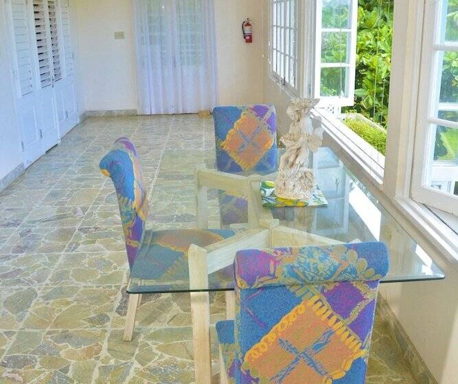 پانسیون Alpha & Omega House