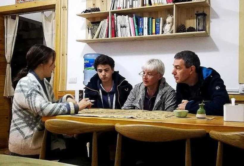 פנסיון Fenghuang Hemu House