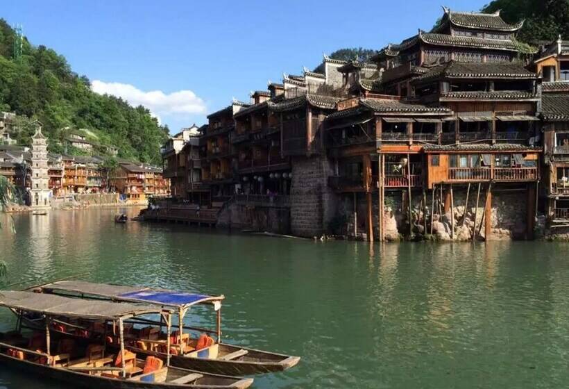 פנסיון Fenghuang Hemu House