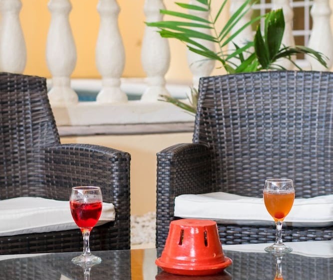 هتل Beverly's Oasis Suites