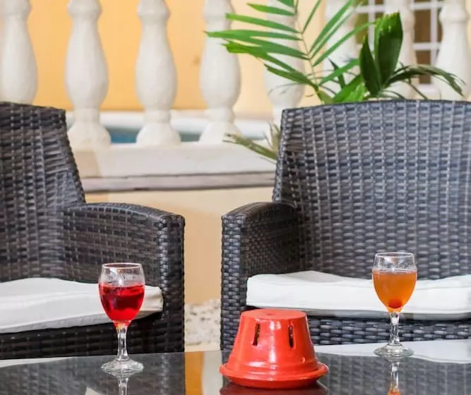 هتل Beverly's Oasis Suites