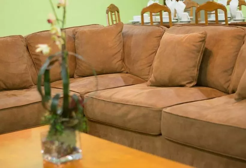 هتل Beverly's Oasis Suites