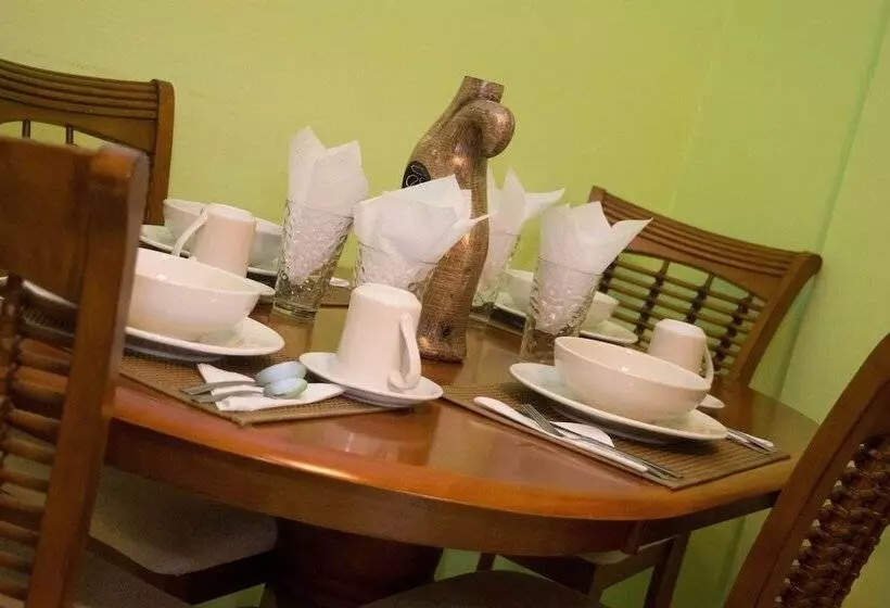 هتل Beverly's Oasis Suites