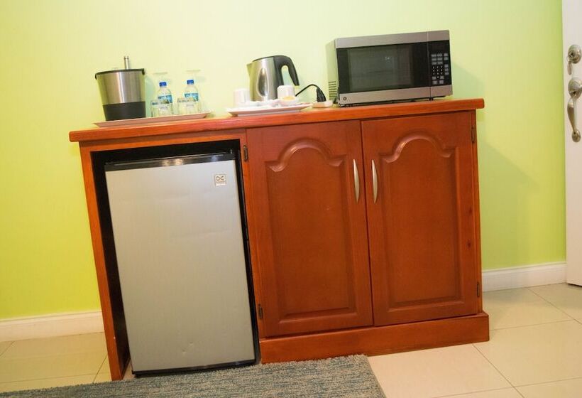 هتل Beverly's Oasis Suites