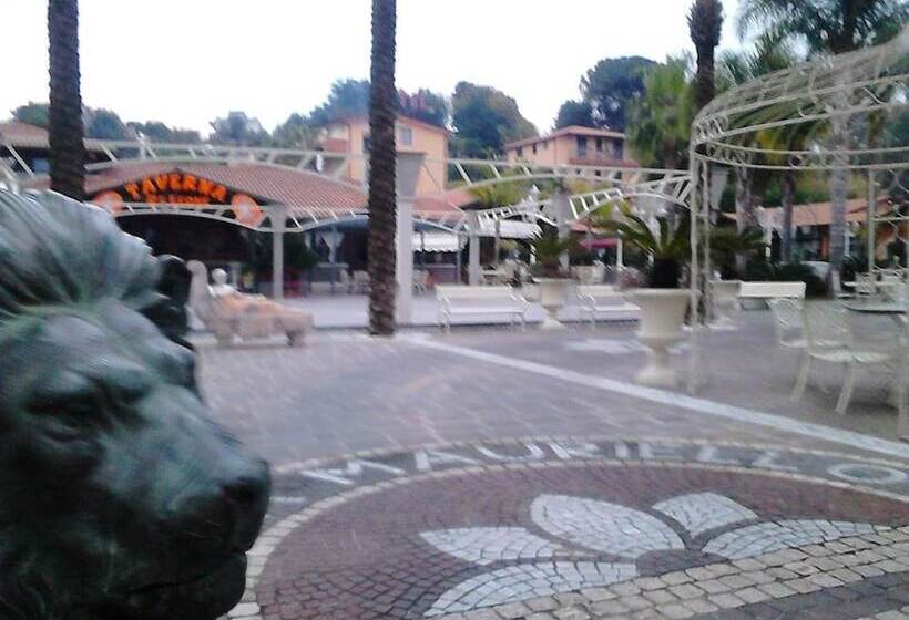 Отель Happy Days