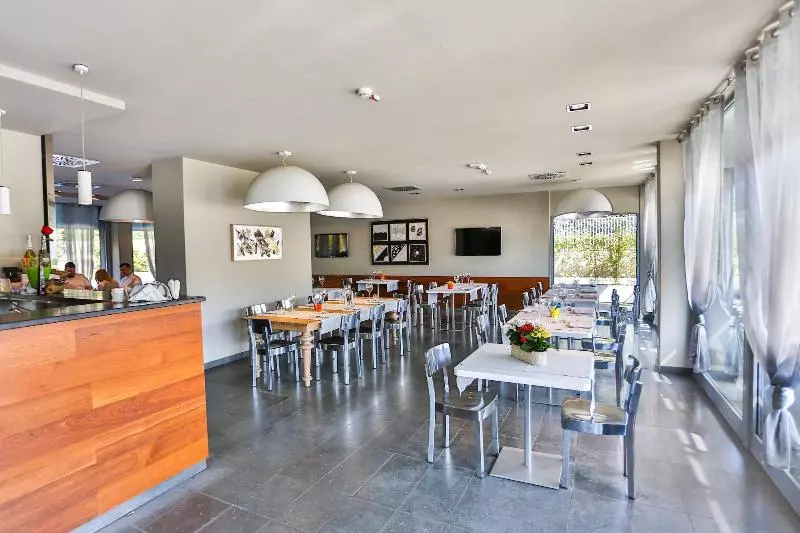 One Hotel & Restaurant