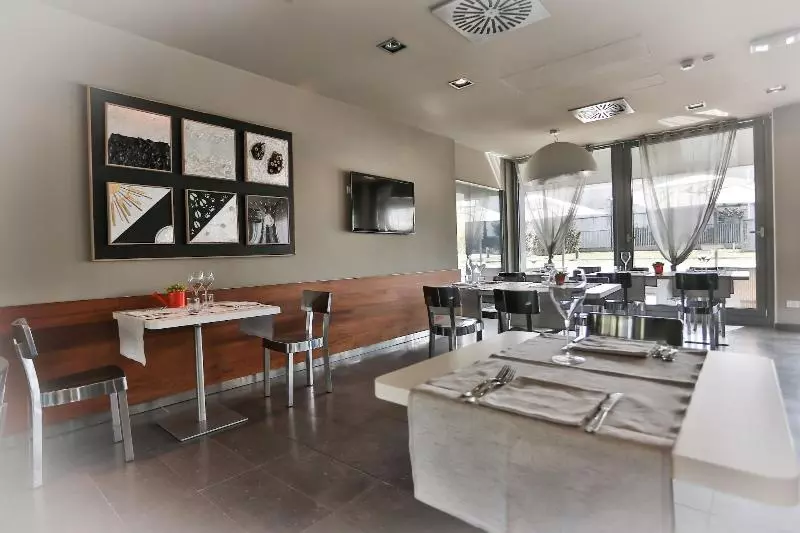 One Hotel & Restaurant