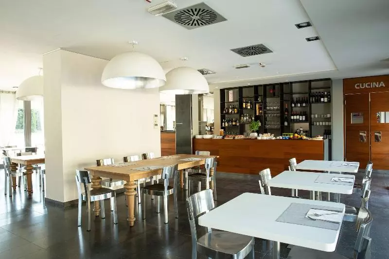 One Hotel & Restaurant