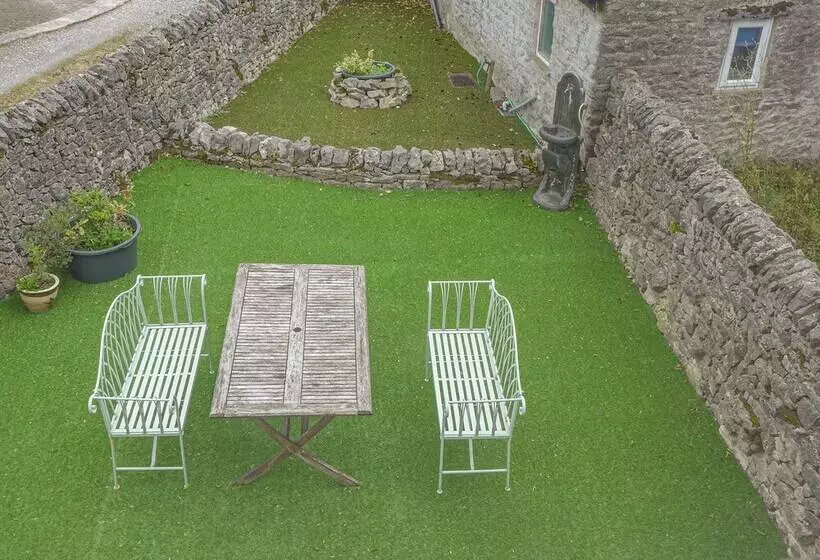3 Primitive Mews