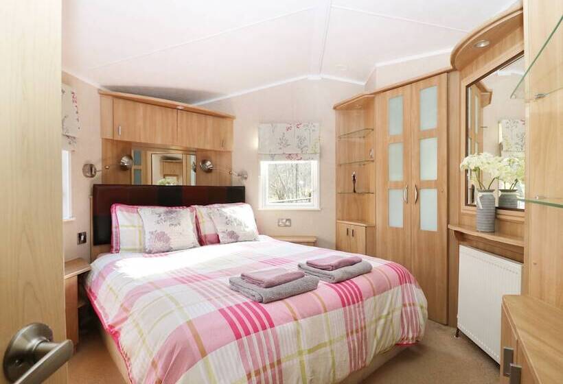 The Four Oaks Chalet