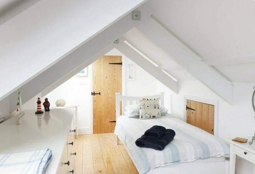 4 Coastguard Cottages