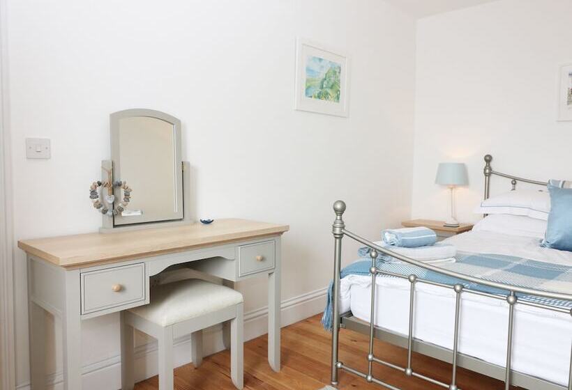 4 Coastguard Cottages