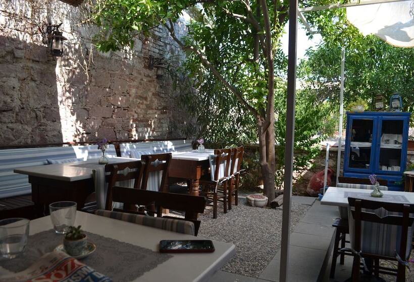 فندق صغير Cunda Adali Pansiyon