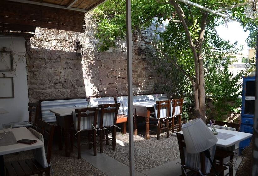 فندق صغير Cunda Adali Pansiyon