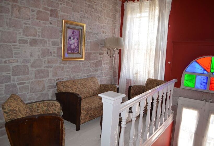 فندق صغير Cunda Adali Pansiyon