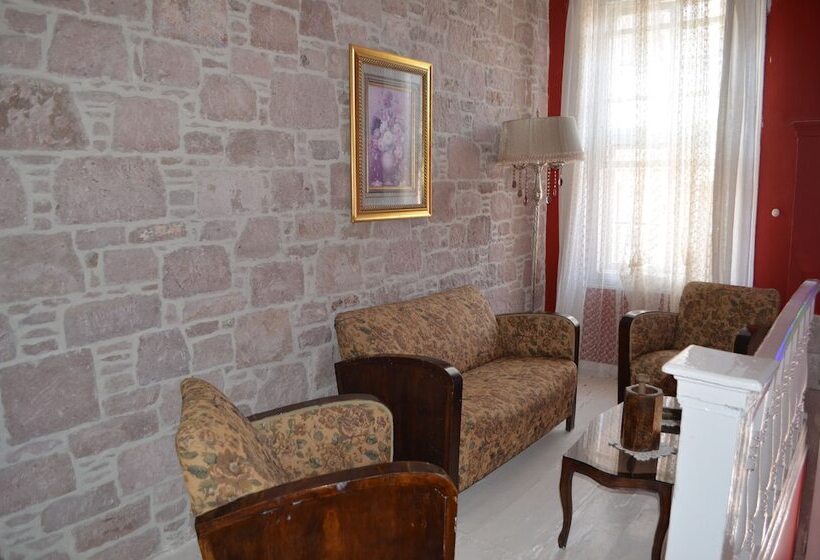 فندق صغير Cunda Adali Pansiyon